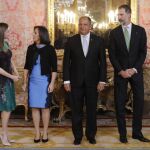 Los Reyes posan junto al presidente de Costa Rica, Luis Guillermo Solís, y su esposa, la española Mercedes Peñas