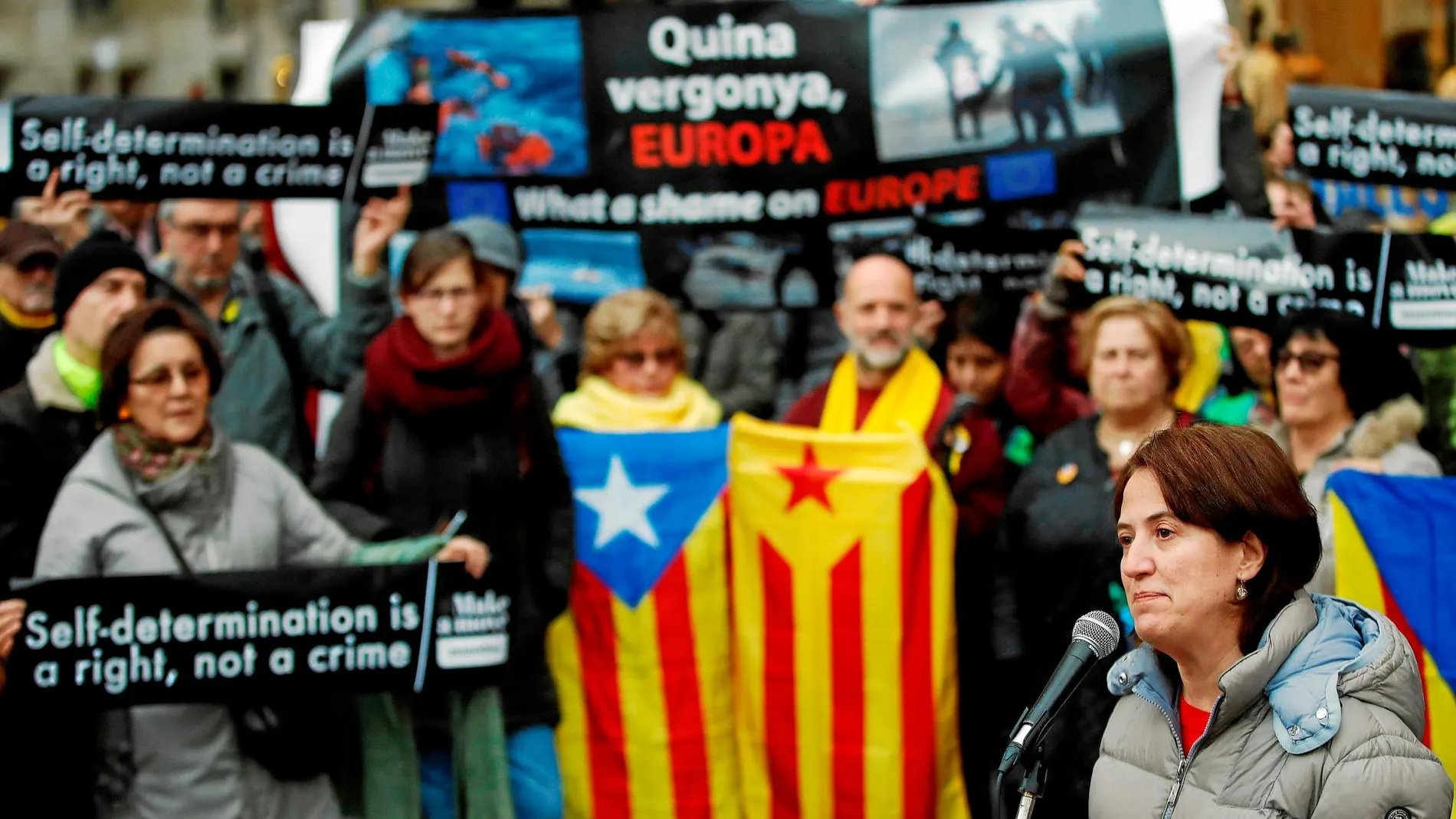 La presidenta de la entidad, Elisenda Paluzie, tras dar por finalizado ayer el encierro en la sede de la Comisión Europea en Barcelona