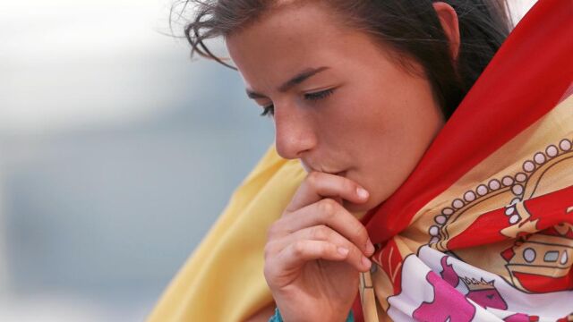 Una aficionada en Roland Garros enfundada con la bandera española