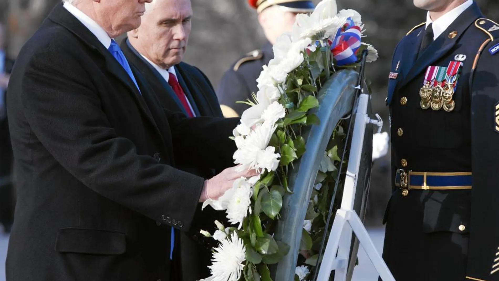 El presidente electo, Donald Trump, y el vicepresidente, Mike Pence, colocan una corona de flores, ayer