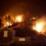 Los bomberos trabajan para evitar que el fuego devore una casa en Carvalho