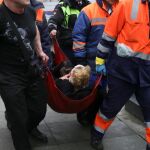 Trabajadores de los servicios de emergencia trasladan a una herida del atentado del metro de San Petersburgo