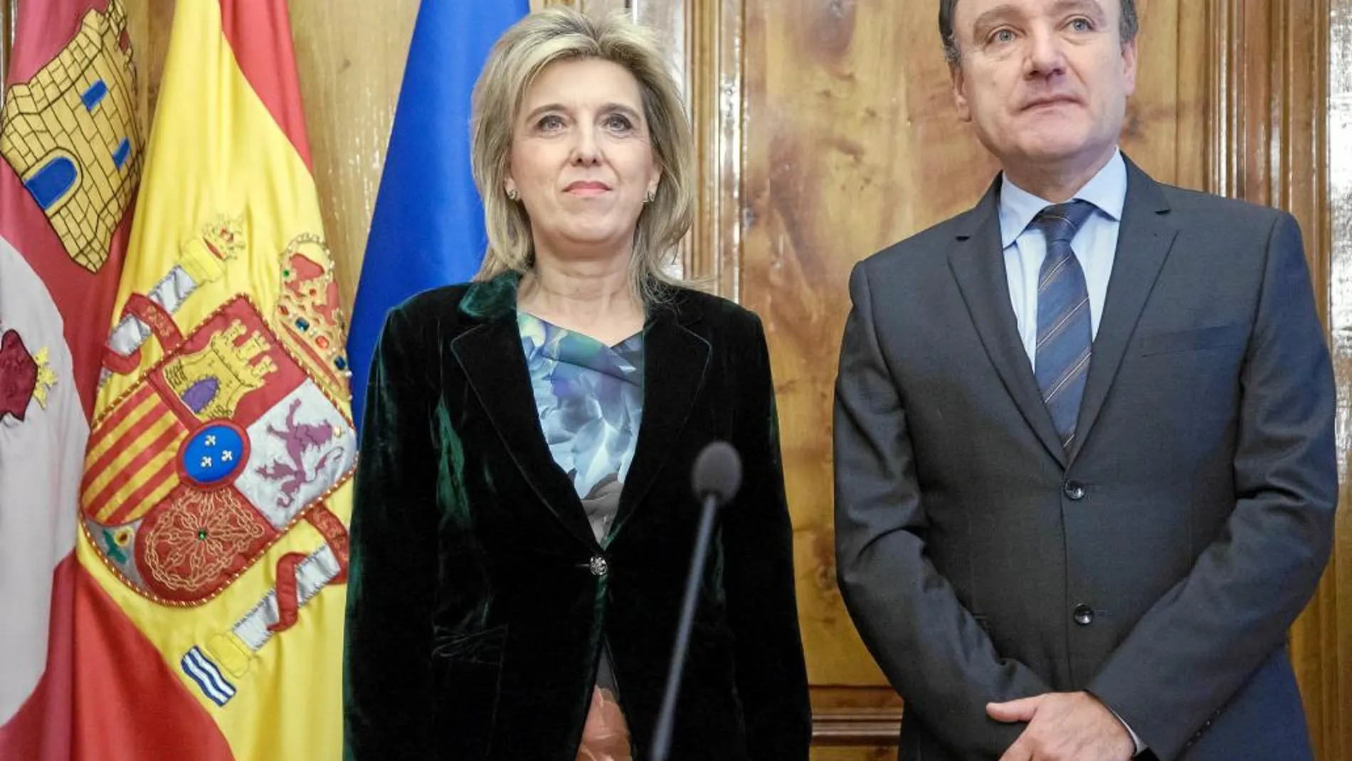 María José Salgueiro junto a Antonio Andrés Laso, antes de dar inicio a la rueda de prensa que siguió a la toma de posesión