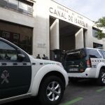 Dos vehículos de la Guardia Civil a las puertas de la sede del Canal de Isabel II