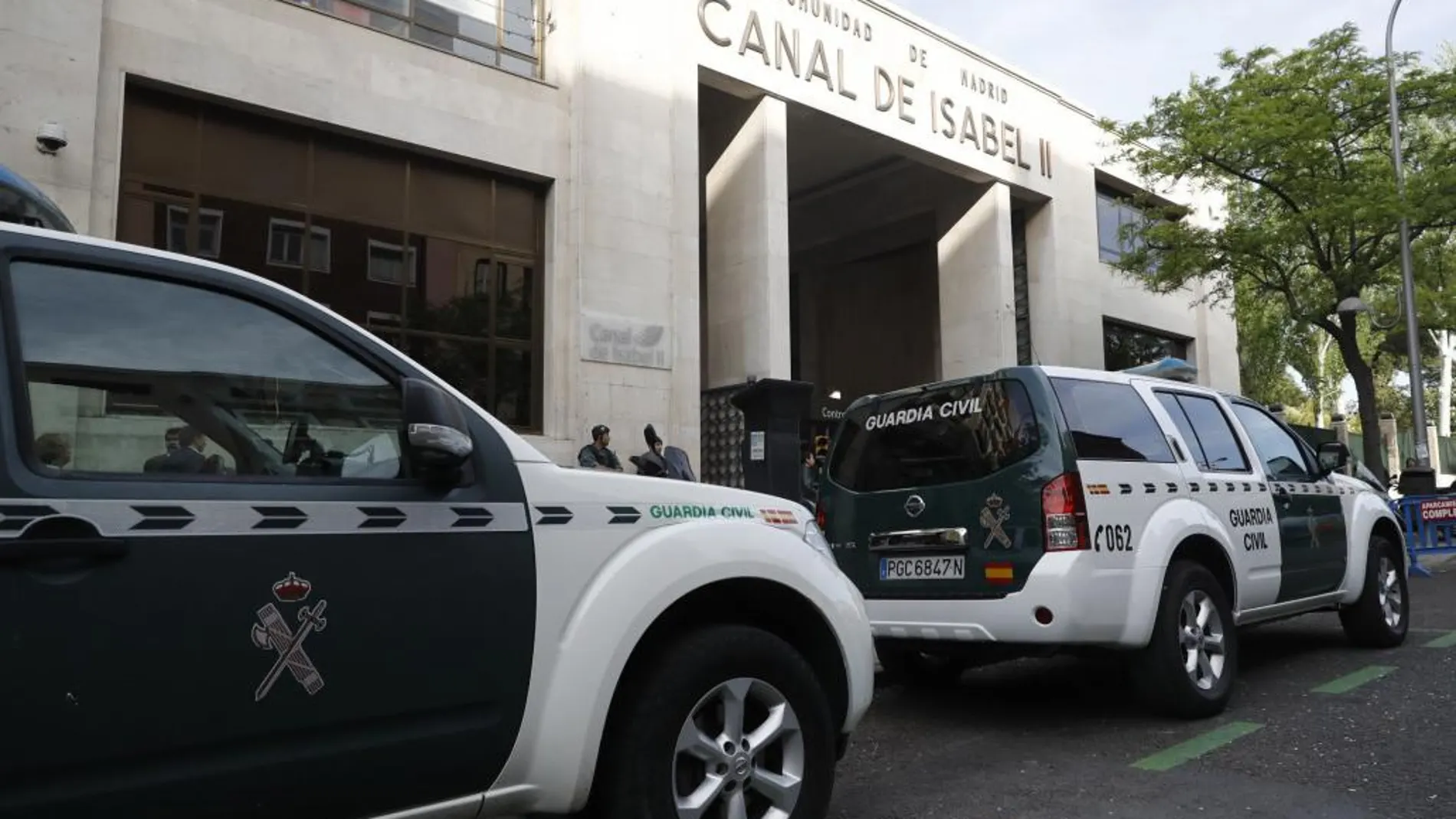 Dos vehículos de la Guardia Civil a las puertas de la sede del Canal de Isabel II