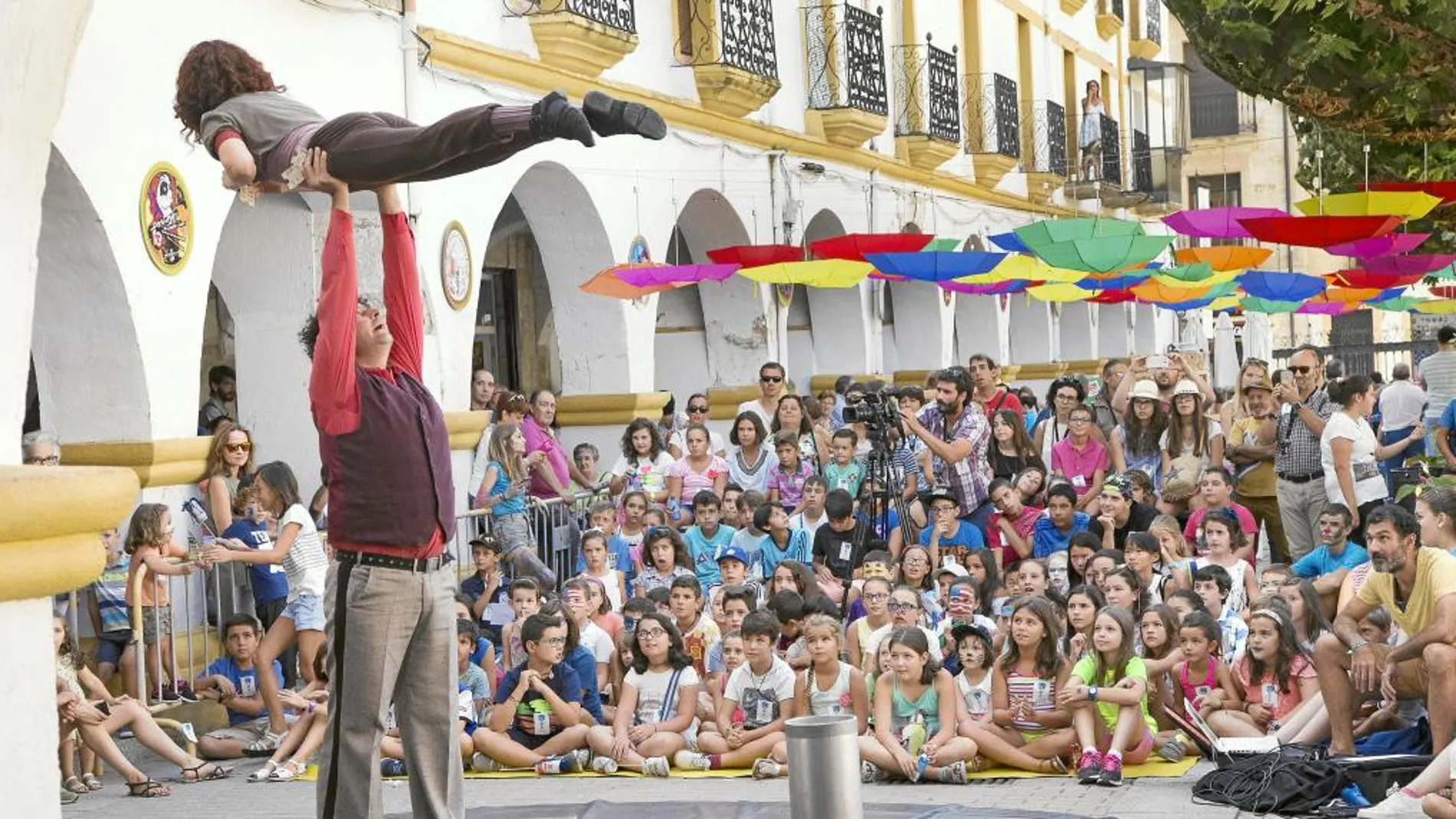 Una de las actuaciones de ayer en la Feria de Teatro de Castilla y León, que ha resultado un éxito de público y participación