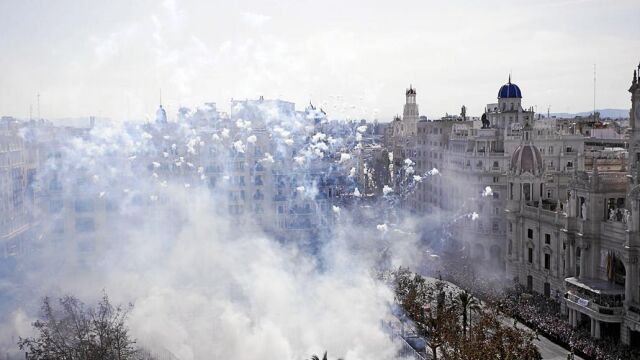 Dos imágenes del transcurso de la disparada de la «Mascletà para la UNESCO» realizada un día antes de la fecha tradicional, el uno de marzo