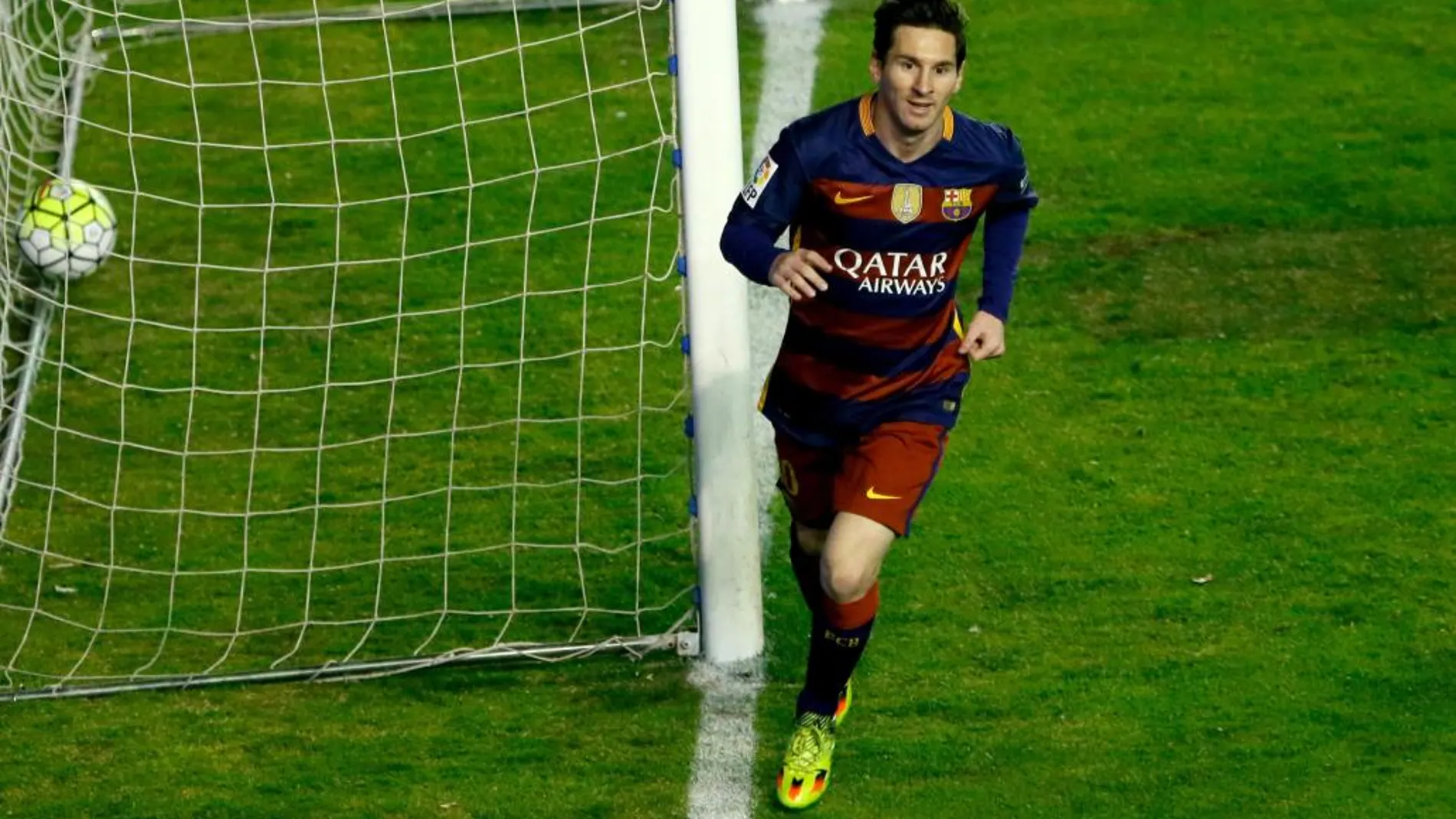 El delantero argentino del FC Barcelona Lionel Messsi celebra el segundo gol del equipo frente al Rayo Vallecano