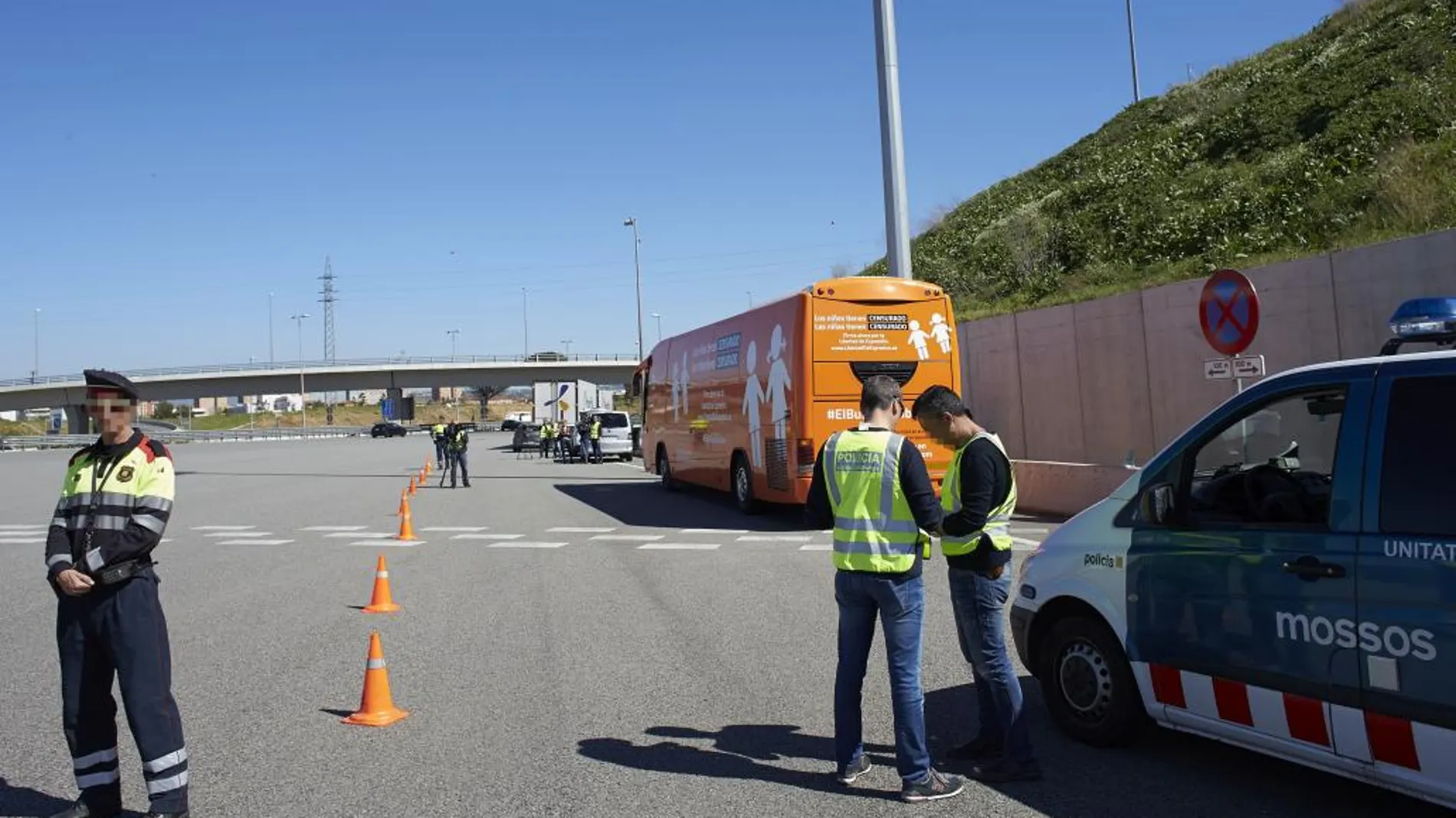 Los Mossos d'Esquadra han inmovilizado en Martorell el autobús transfóbico de la plataforma ultracatólica Hazte Oír