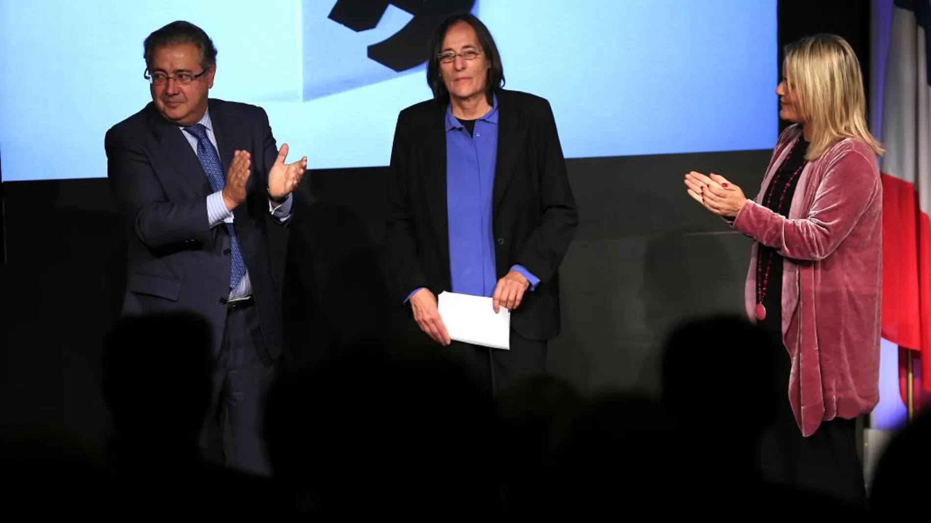 El ministro del Interior, Juan Ignacio Zoido, junto a la presidenta de la AVT, Mari Mar Blanco y la ex magistrada francesa Laurence Le Vert