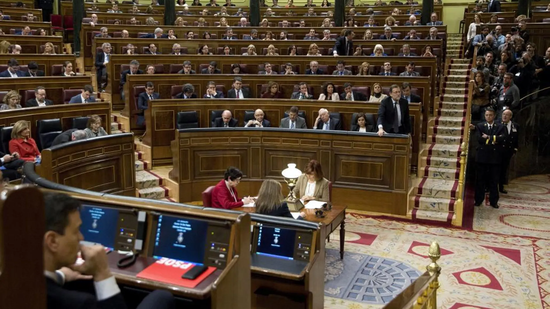 El presidente del Gobierno en funciones, Mariano Rajoy (d), vota durante la segunda votación de la investidura