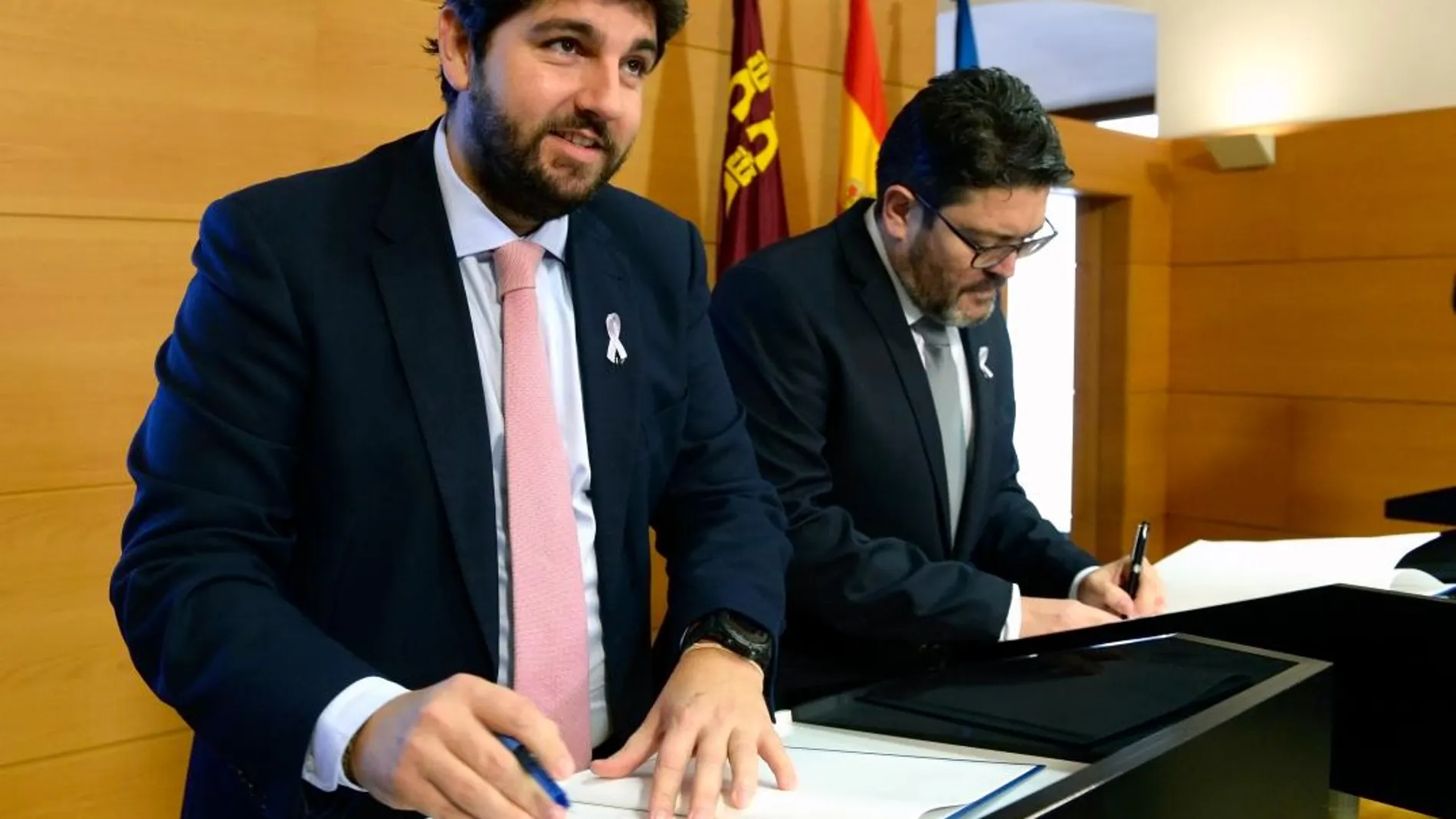 El presidente de la Región de Murcia, Fernando López Miras y el portavoz de Cs. Miguel Sánchez, en la firma del Pacto rubricado ante la sociedad civil. LA RAZÓN