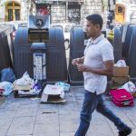 Este lunes, la imagen de la calle Lavapiés, en el distrito Centro, era la de una vía en la que la basura se acumulaba, tal y como pudo comprobar este diario