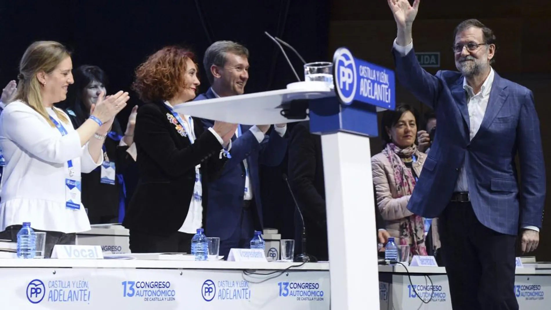 El presidente del PP y del Gobierno, Mariano Rajoy (d), durante la celebración del 13 Congreso Autonómico de este partido hoy en Valladolid.