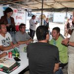 Sindicalistas de la UGT, con Pedro Hojas a la cabeza, visitaron ayer el campamento de los trabajadores junto a la planta de Vestas