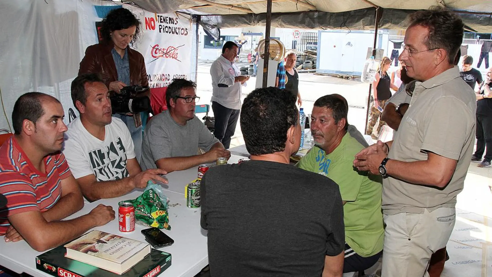 Sindicalistas de la UGT, con Pedro Hojas a la cabeza, visitaron ayer el campamento de los trabajadores junto a la planta de Vestas