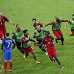 Los jugadores de Portugal celebran el gol de Éder