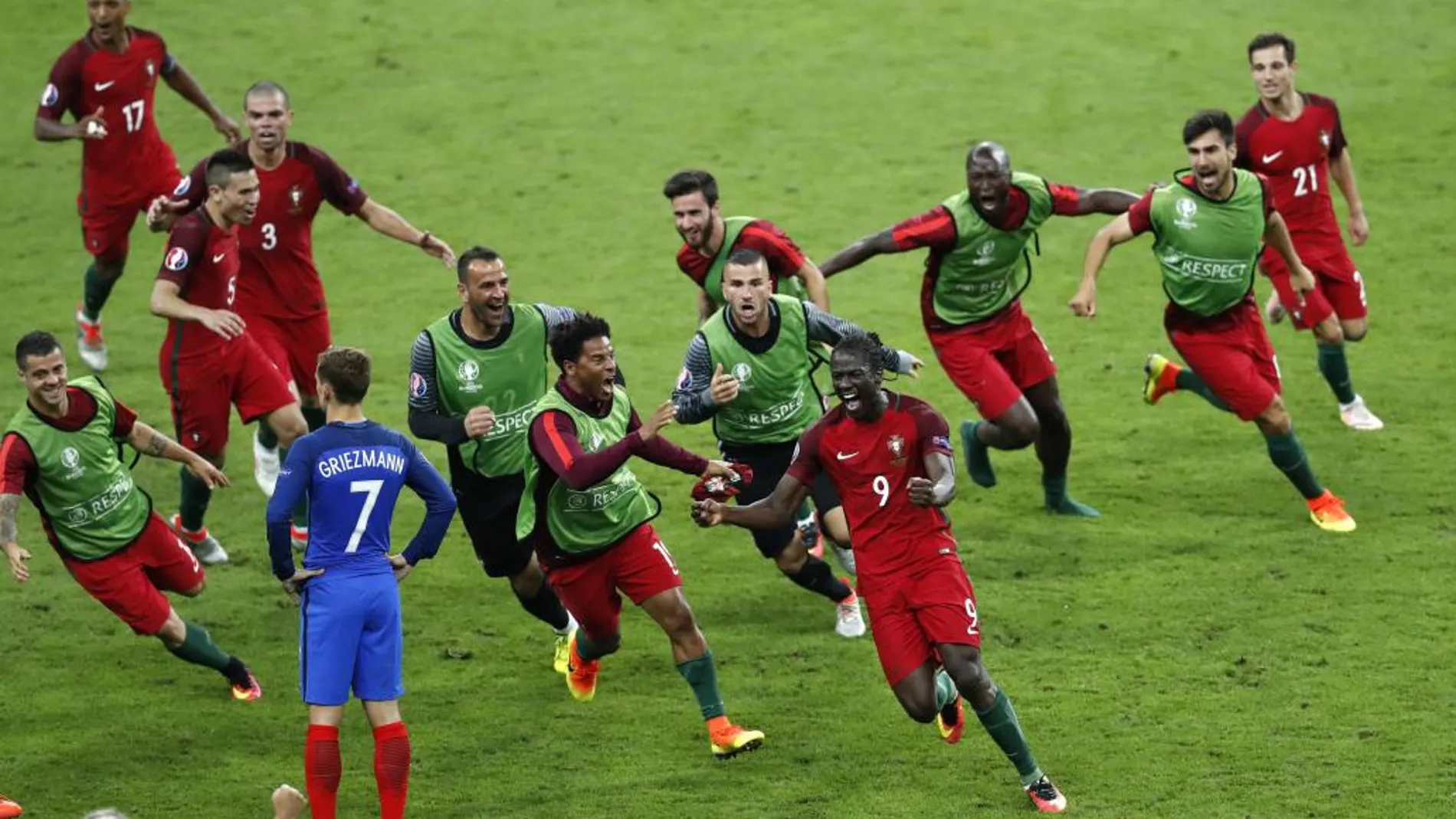 Los jugadores de Portugal celebran el gol de Éder