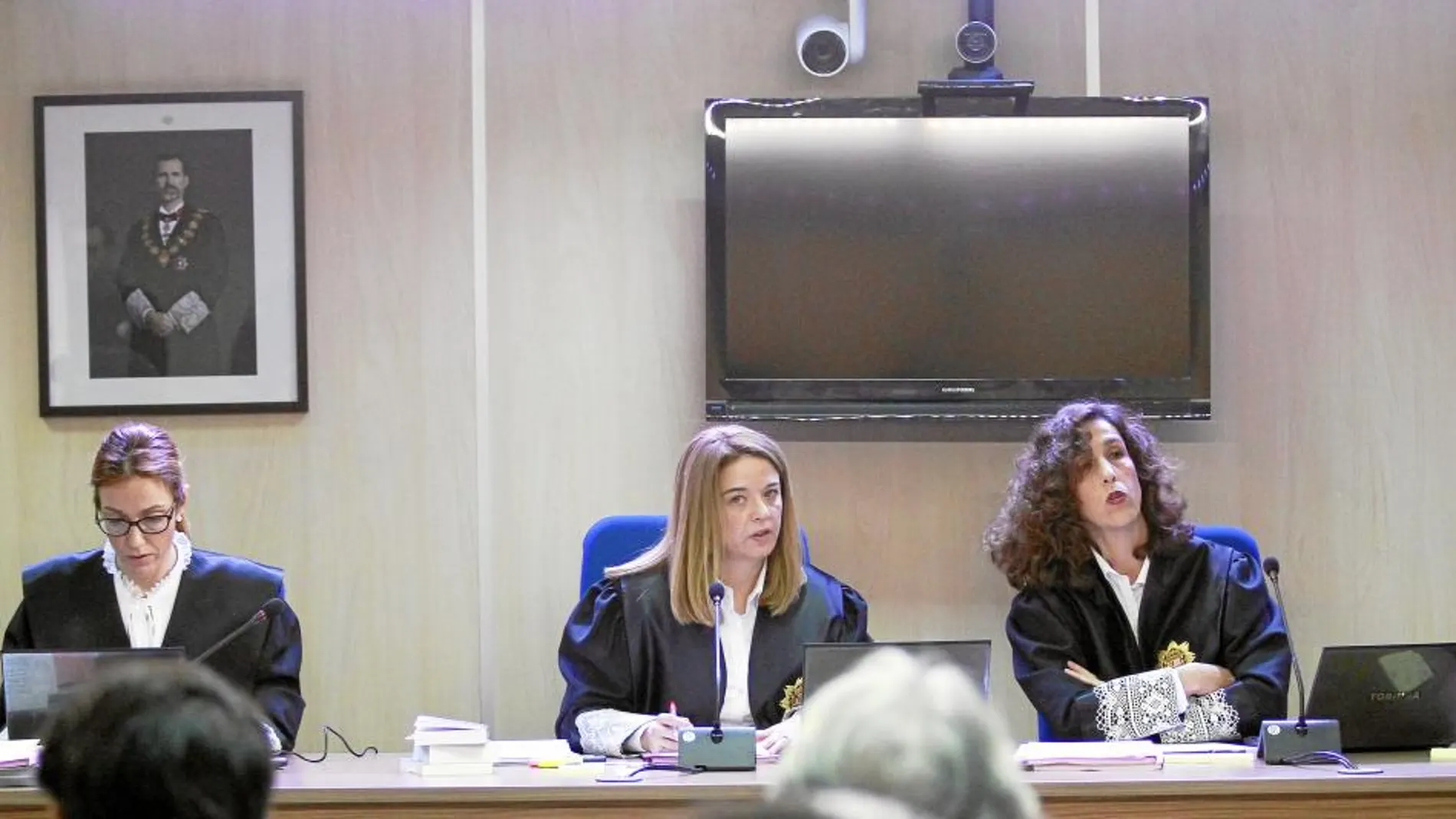 Las tres magistradas encargadas de resolver el «caso Nóos», ayer en la Audiencia Provincial de Palma¡