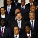Rajoy, en el centro, posa con el resto de líderes europeos y africanos en la cumbra de La Valeta (Malta)