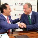 El alcalde de León, Antonio Silván, saluda al presidente de Iberaval, José Rolando Álvarez tras la firma del acuerdo