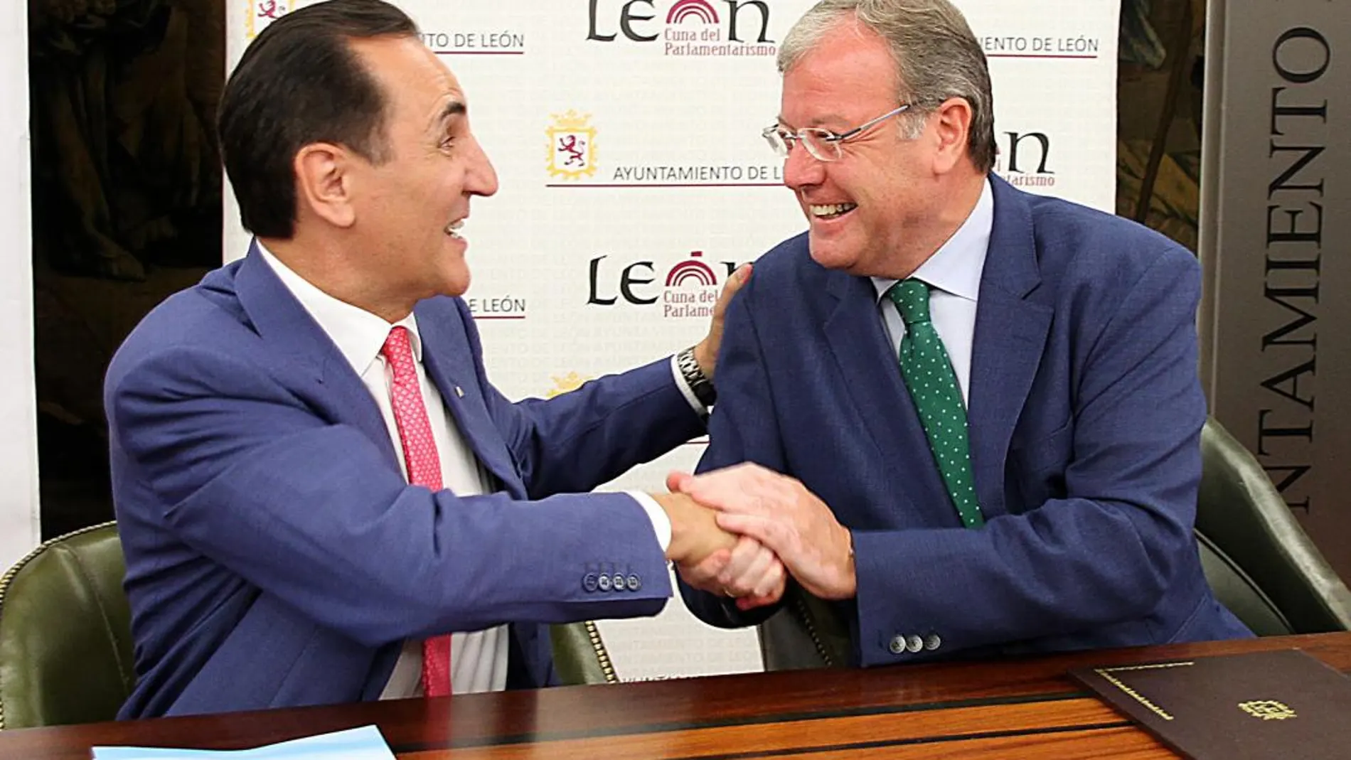 El alcalde de León, Antonio Silván, saluda al presidente de Iberaval, José Rolando Álvarez tras la firma del acuerdo