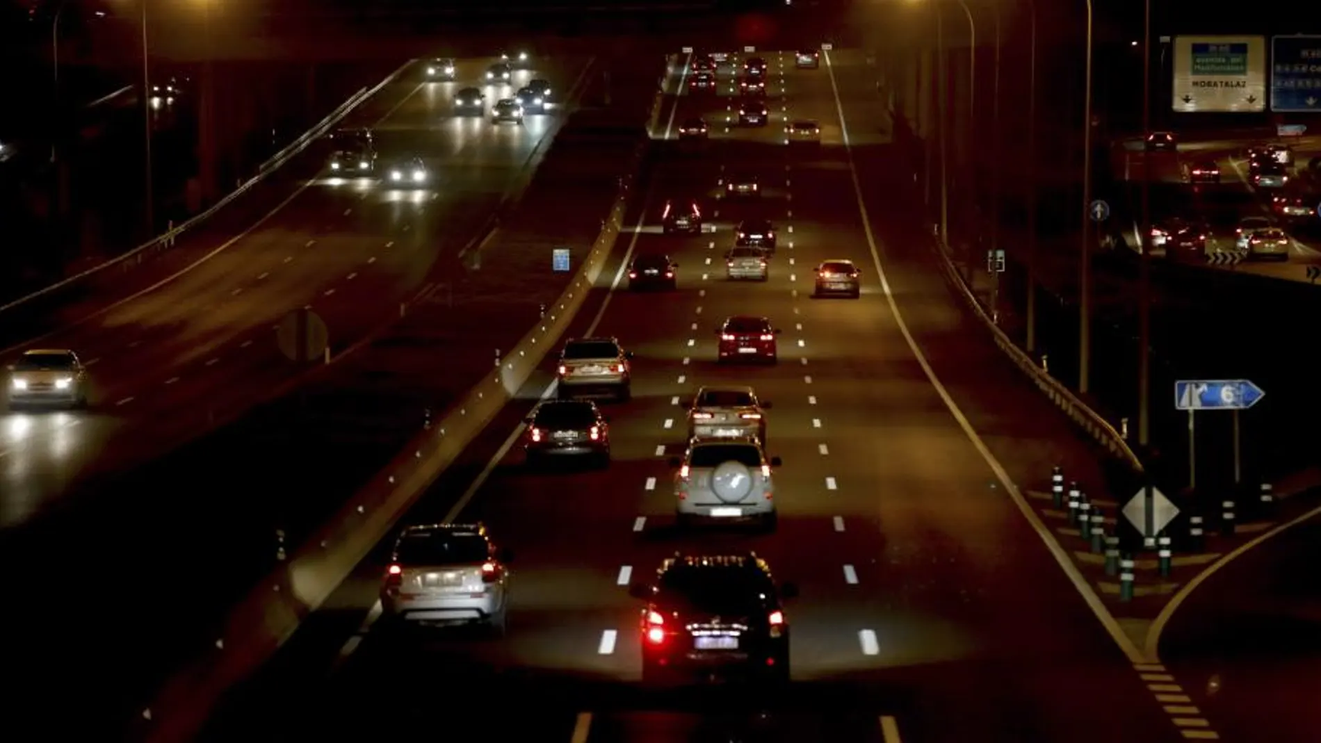 Circulación en la carretera de Valencia A-3, a la entrada de Madrid, en la última jornada del doble puente de la Constitución y la Inmaculada.