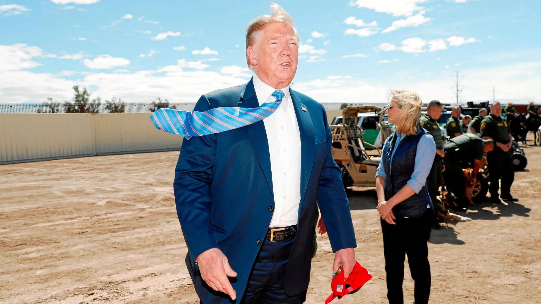 El presidente Trump visitó la frontera con México este viernes, donde anunció que no va a aceptar más asilados porque, dijo, «el cupo está lleno» / Reuters