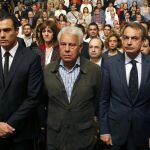 El secretario general del PSOE, Pedro Sánchez, y los ex presidentes del Gobierno, Felipe González y José Luis Rodríguez Zapatero (i a d), entre otros, durante el minuto de silencio por los atentados de París