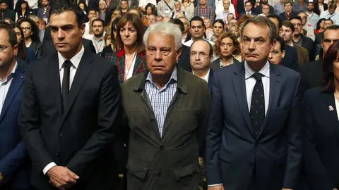 El secretario general del PSOE, Pedro Sánchez, y los ex presidentes del Gobierno, Felipe González y José Luis Rodríguez Zapatero (i a d), entre otros, durante el minuto de silencio por los atentados de París