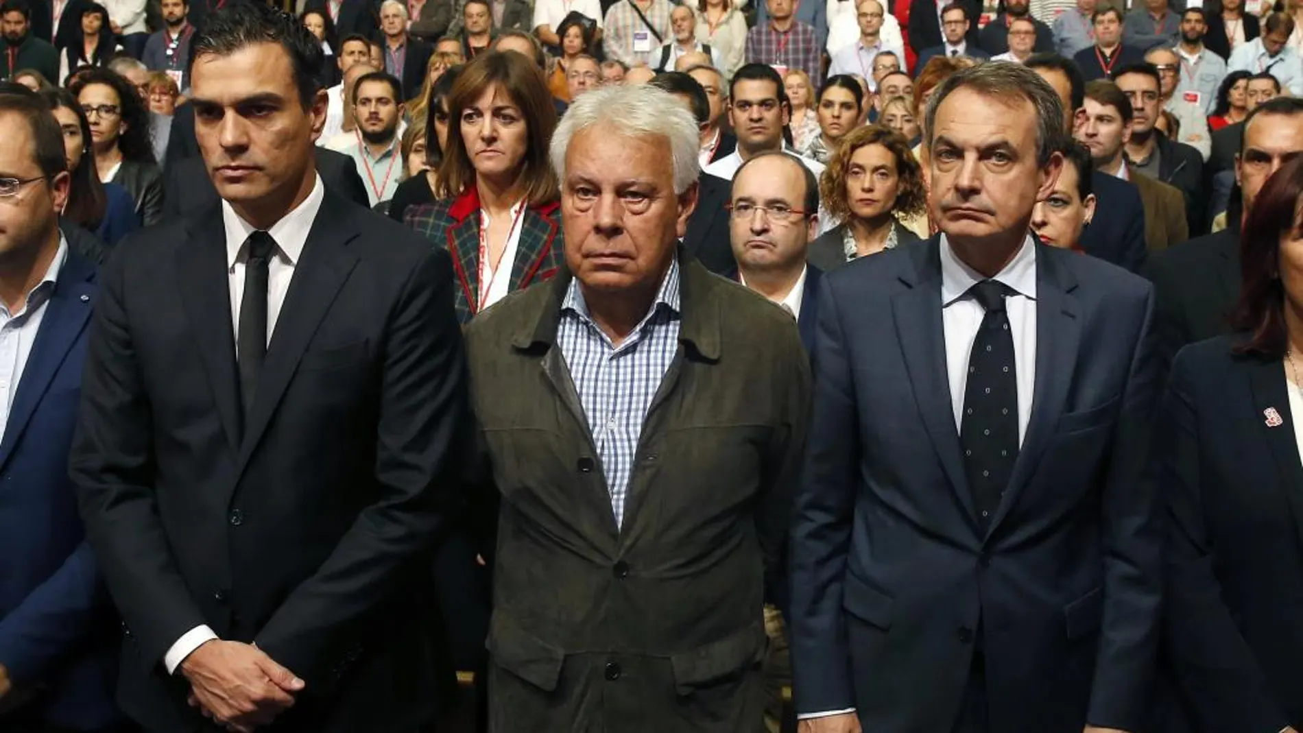 El secretario general del PSOE, Pedro Sánchez, y los ex presidentes del Gobierno, Felipe González y José Luis Rodríguez Zapatero (i a d), entre otros, durante el minuto de silencio por los atentados de París