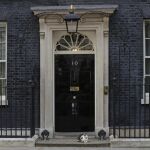 El gato Larry a las puertas del nº 10 de Downing Street, residencia oficial de la primera ministra británica, Theresa May, en Londres (Reino Unido)