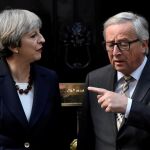 El presidente de la Comisión Europea, Jean-Claude Juncker con la primera ministra británica, Theresa May