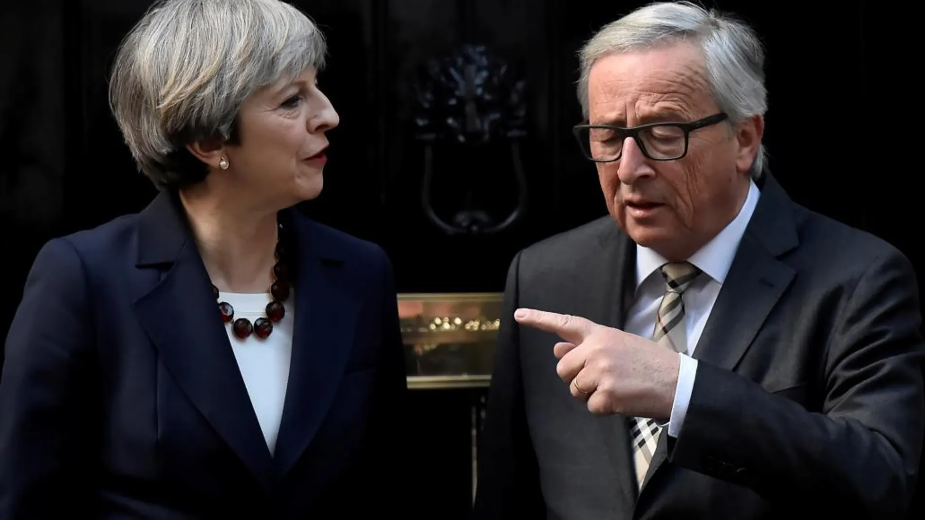 El presidente de la Comisión Europea, Jean-Claude Juncker con la primera ministra británica, Theresa May