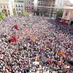 Los valencianos demostraron el fervor a su patrona y llenaron la plaza de la Virgen de Valencia