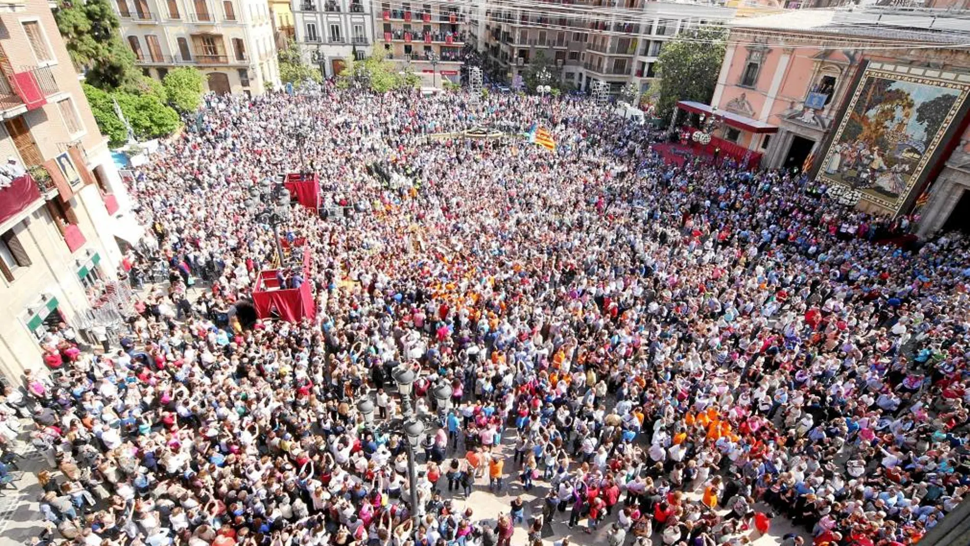 Los valencianos demostraron el fervor a su patrona y llenaron la plaza de la Virgen de Valencia