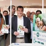 Juanma Moreno participó ayer en el Consejo Regional de alcaldes celebrado en Almería, donde impulsó la campaña por la bajada del impuesto de sucesiones