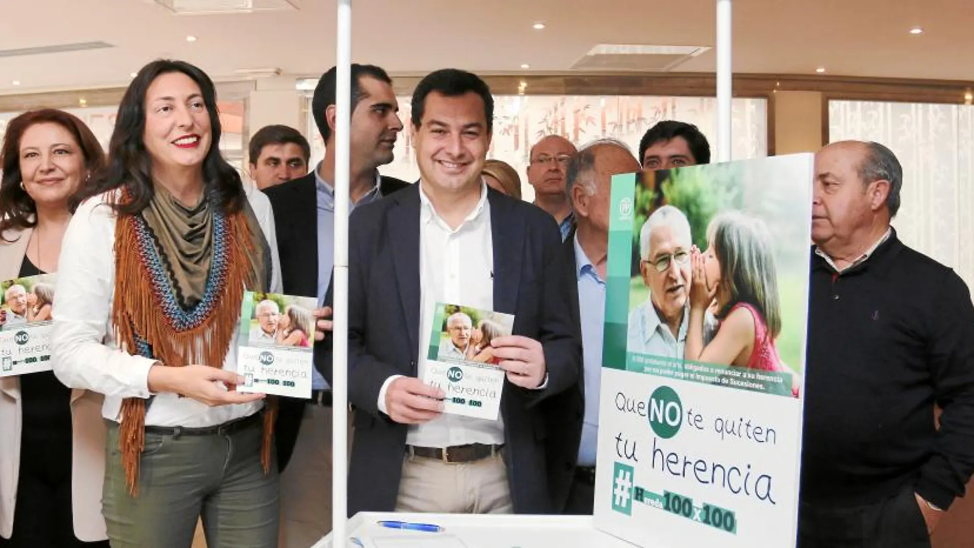 Juanma Moreno participó ayer en el Consejo Regional de alcaldes celebrado en Almería, donde impulsó la campaña por la bajada del impuesto de sucesiones