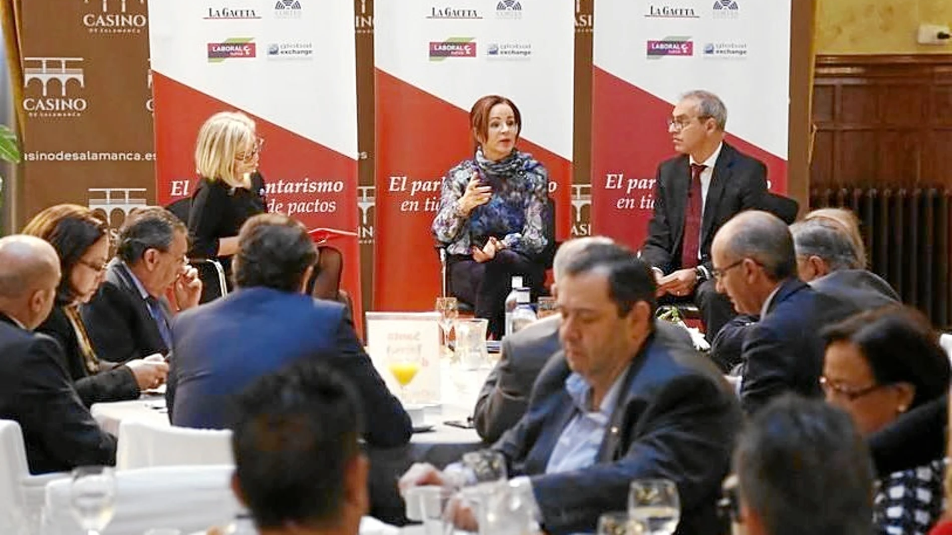 Silvia Clemente interviene en el foro de Salamanca, en presencia, entre otros, del periodista Julián Ballestero.