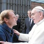 El Papa Francisco reconoció entre la multitud a Aemiluis, sacerdote uruguayo de 33 años, le pidió que se acercara para poder saludarle y le invitó a compartir la eucaristía