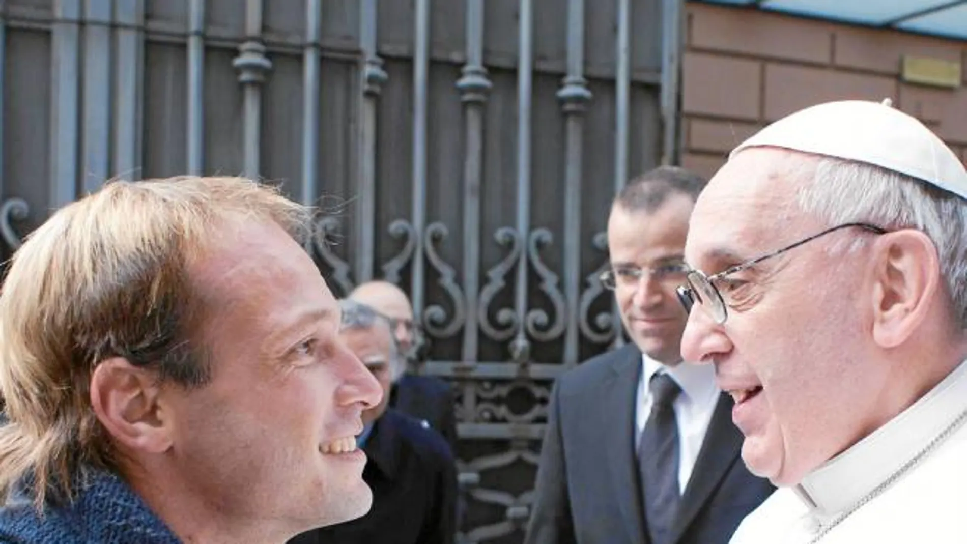 El Papa Francisco reconoció entre la multitud a Aemiluis, sacerdote uruguayo de 33 años, le pidió que se acercara para poder saludarle y le invitó a compartir la eucaristía