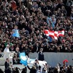 El Papa Francisco saluda a los fieles Di Meo
