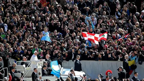 El Papa Francisco saluda a los fieles Di Meo