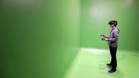 Un visitantes del último Mobile World Congress, con unas gafas de realidad virtual
