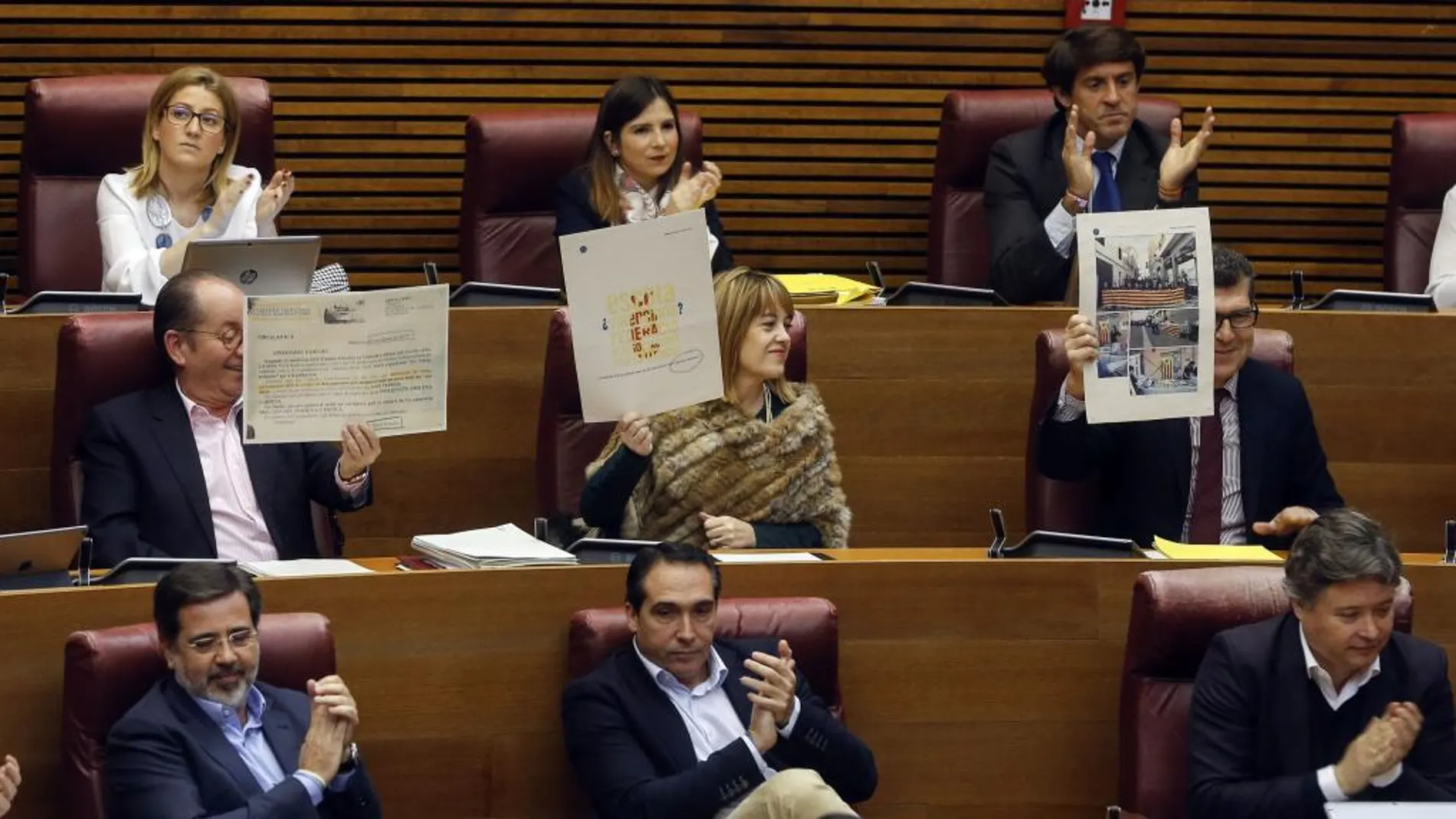 Los populares criticaron que el conseller de Educación ha enviado circulares pidiendo dinero a Escola Valenciana «para construir los païssos catalans». Así lo denunció ayer la diputada del PP, Beatriz Gascó