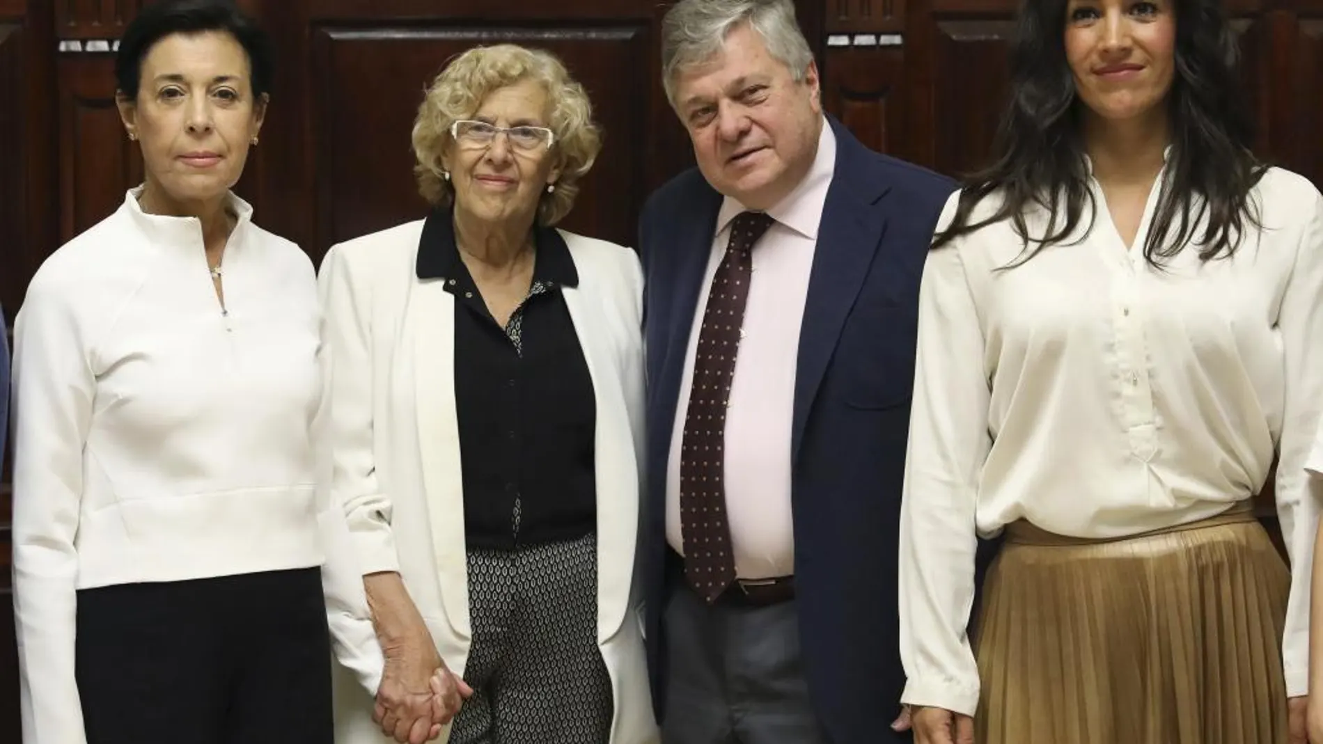 Manuela Carmena junto a Antonieta Mendoza y Leopoldo López, padres del político venezolano Leopoldo López y la portavoz de Ciudadanos, Begoña Villacís