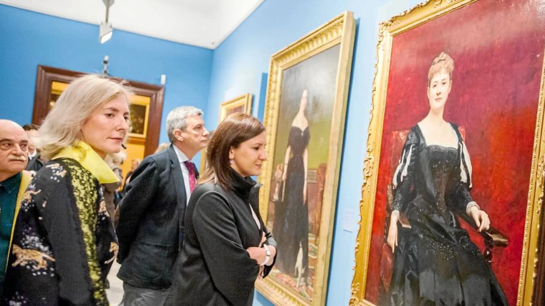 Joaquín Lara, Paz Olmos, Rafael RIpoll y María José Catalá observan las obras que se exponen en el museo