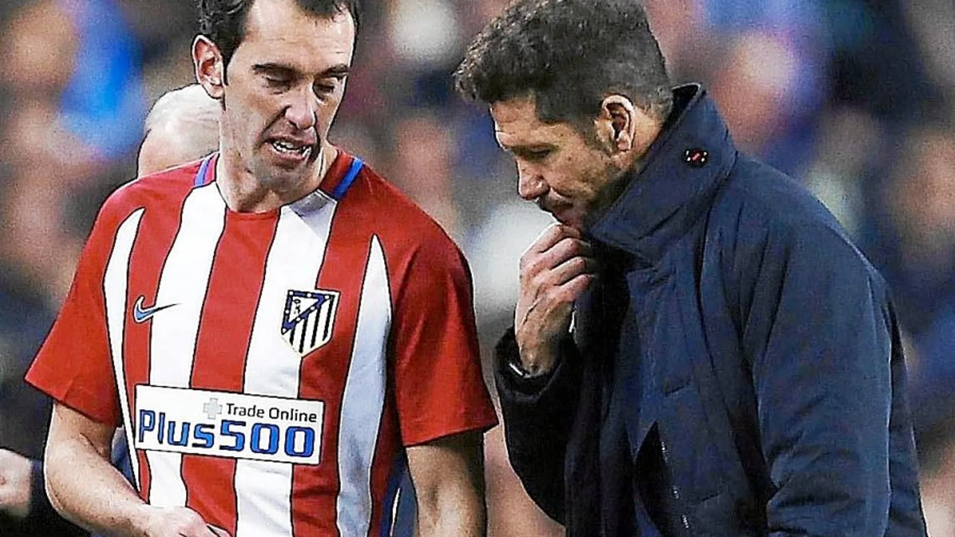 Godín se retira del césped el pasado martes en el Camp Nou