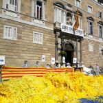 Los lazos han sido depositados en la puerta del Palau de la Generalitat
