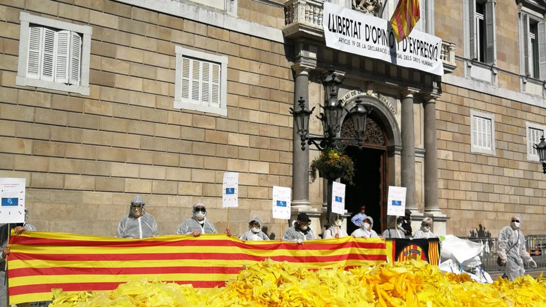 Los lazos han sido depositados en la puerta del Palau de la Generalitat